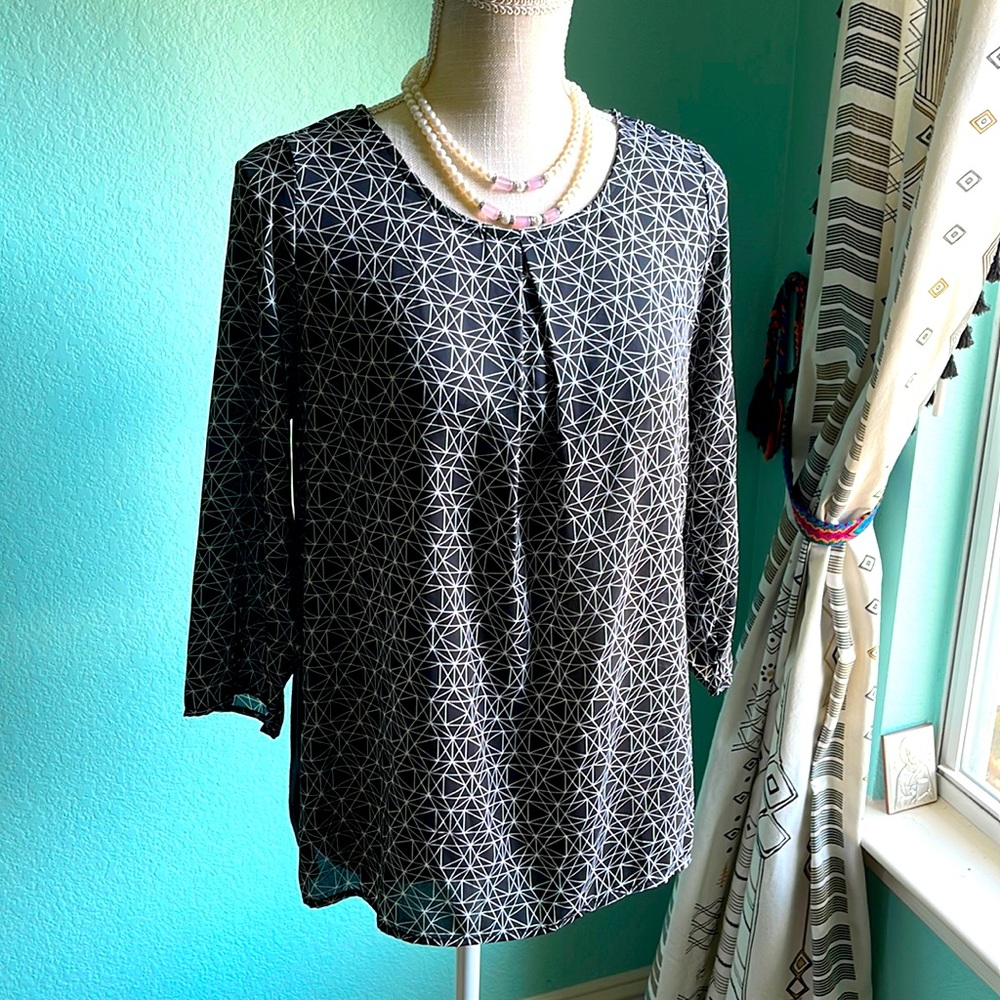 Geometric Black & White Dressy Top 3/4 Sleeves Silk Like